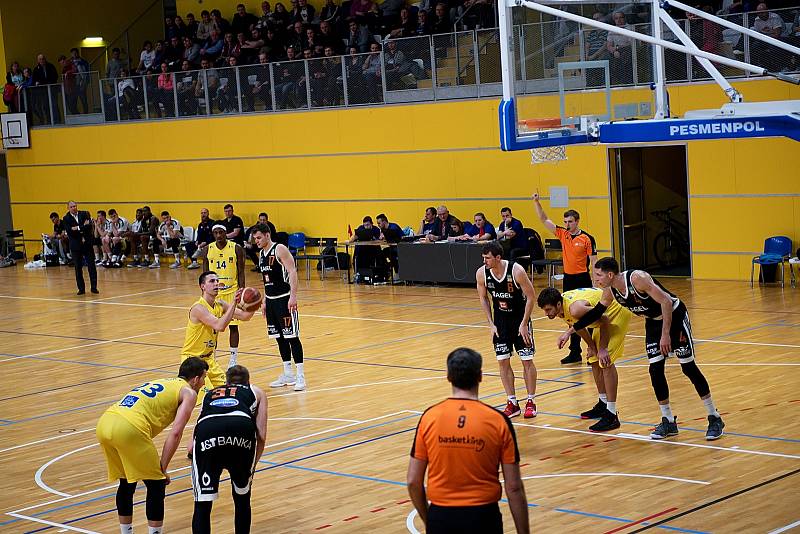 BK Olomoucko (ve žlutém) v Čajkaréně podlehlo Nymburku 94:98.