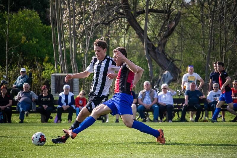 Fotbalisté Dubu nad Moravou (v bílo-černém) porazili Protivanov 2:1.