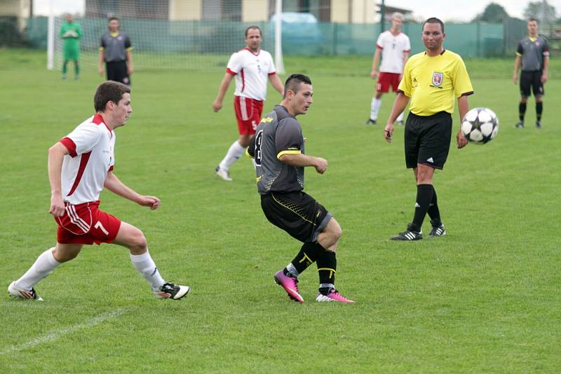 Fotbalisté Hněvotína (v tmavém) porazili Kojetín-Kovalovice 2:0. 