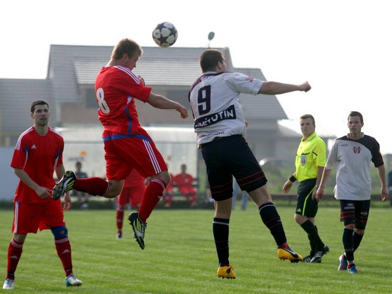 Fotbalisté Hněvotína (v bílém) proti Šternberku