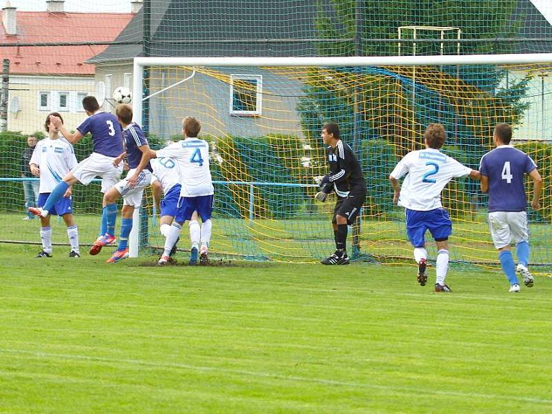 Fotbalisté Šternberka (v bílých trikách) proti Troubkám