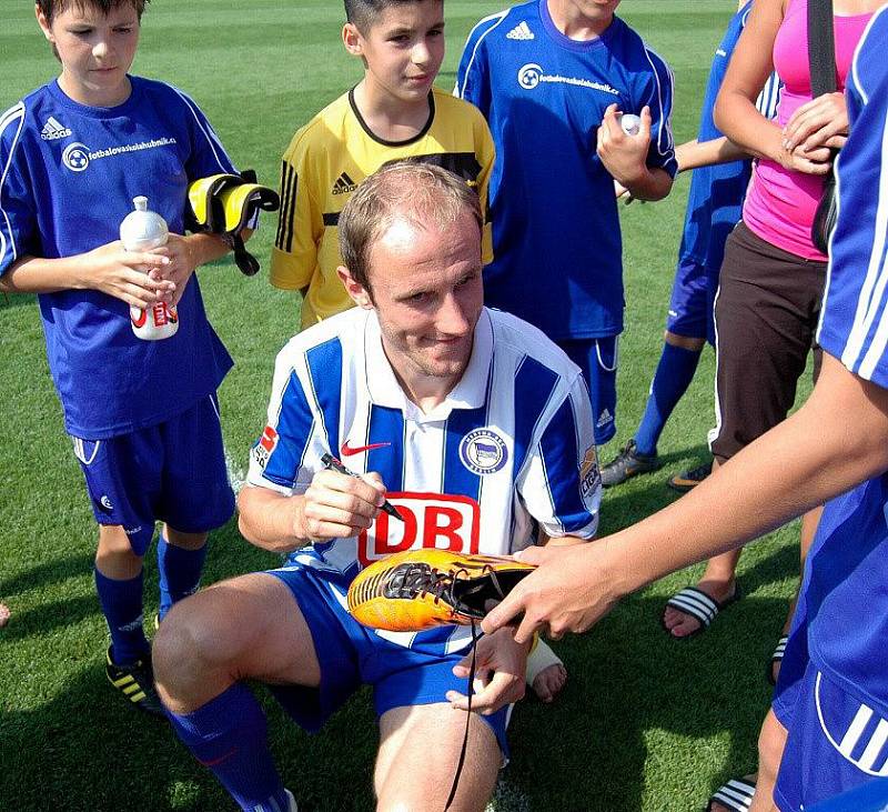 Fotbalový reprezentant Roman Hubník trénoval v Olomouci s mladými hráči ve fotbalové škole