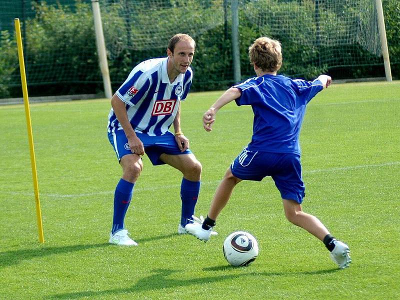 Fotbalový reprezentant Roman Hubník trénoval v Olomouci s mladými hráči ve fotbalové škole