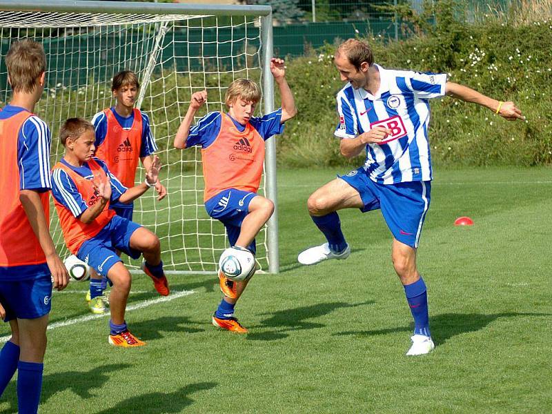 Fotbalový reprezentant Roman Hubník trénoval v Olomouci s mladými hráči ve fotbalové škole