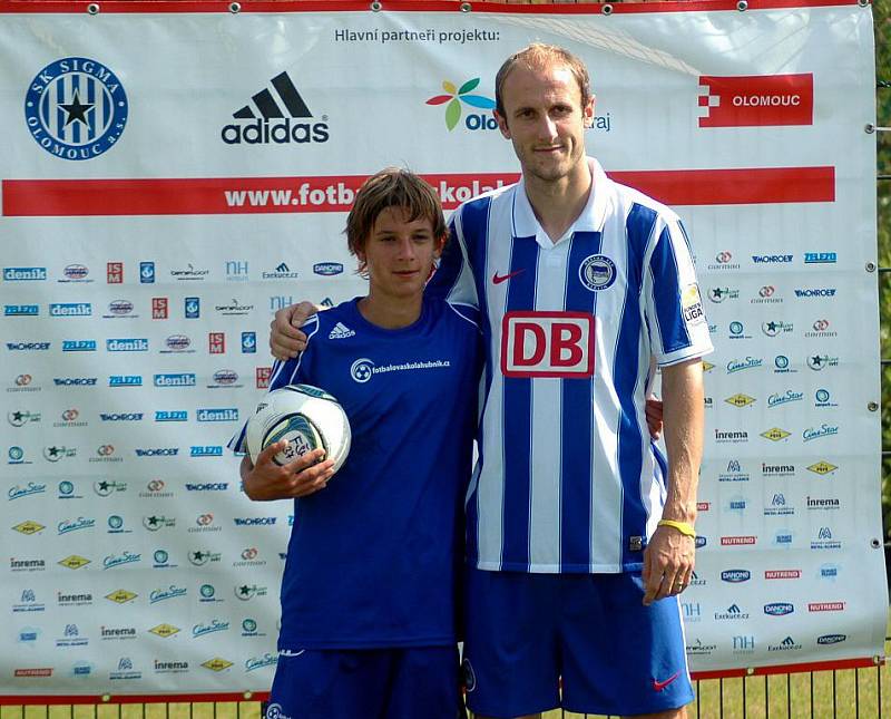 Fotbalový reprezentant Roman Hubník trénoval v Olomouci s mladými hráči ve fotbalové škole