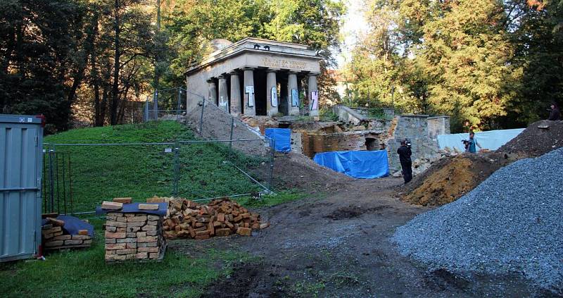 U opravovaného olomouckého mauzolea, kde jsou uloženy ostatky jihoslovanských vojáků, se v úterý odpoledne přišli podívat i velvyslanci Chorvatska, Makedonie, Srbska, Bosny a Hercegoviny a náměstkyně velvyslance Slovinska.