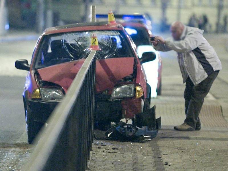 Nehoda u tramvajové zastávky U soudu na třídě Svobody v Olomouci.