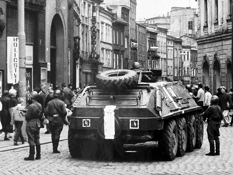 Srpen 1968. Sovětští vojáci před poštou na Horním náměstí v Olomouci