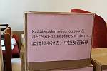 Krabice s ochrannými pomůckami polepené česko-čínským nápisem.