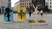 Reminiscence na barokní květinové záhony s roztančenými figurami na Horním náměstí v Olomouci