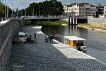 Novou náplavku a řeku Moravu v Olomouci oživují Plavby Olomouc se svým stánkem a výletními plavbami.