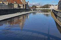 Hladina řeky Moravy u nové náplavky v Olomouci dne 16. ledna 2023