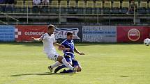 Fotbalisté HFK Olomouc (v bílém) porazili Frýdek-Místek 2:0