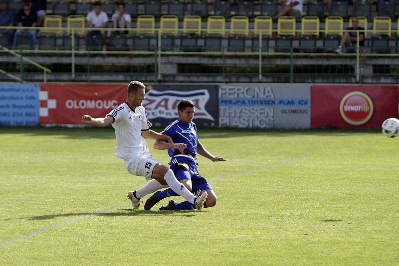 Fotbalisté HFK Olomouc (v bílém) porazili Frýdek-Místek 2:0