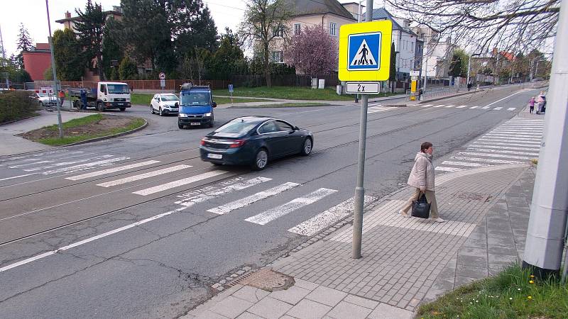 Křižovatka třídy Míru a Neředínské ulice v Olomouci. 30. dubna 2021. Křižovatka projde přestavbou