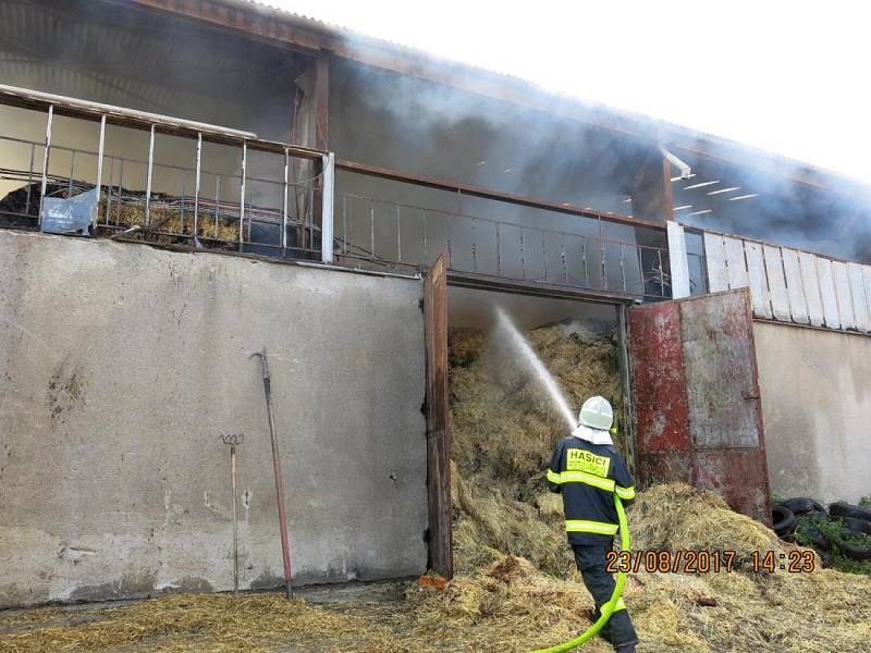 Požár balíků slámy uskladněné v hale ve Vrbátkách -Štětovicích