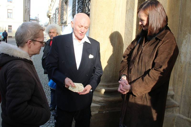 Návštěva arcibiskupského paláce klienty olomoucké charity. Kromě olomouckého arcibiskupa Jana Graubnera se prohlídky zúčastnil také ředitel centra Samaritán Petr Prinz či fotograf Jindřich Štreit.