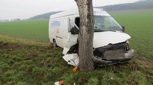 Následky srážky dodávky a osobního auta u Dolan