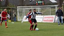 Fotbalisté Sigmy Hodolany (v bílo-černém) porazili Červenku 1:0.