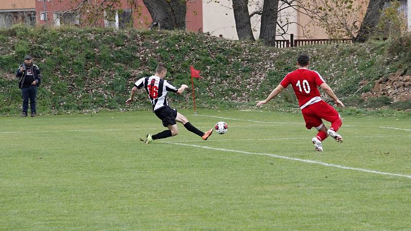 Fotbalisté Sigmy Hodolany (v bílo-černém) porazili Červenku 1:0.