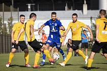 Fotbalisté Sigmy (v modrém) porazili v přípravě Rosice 1:0.