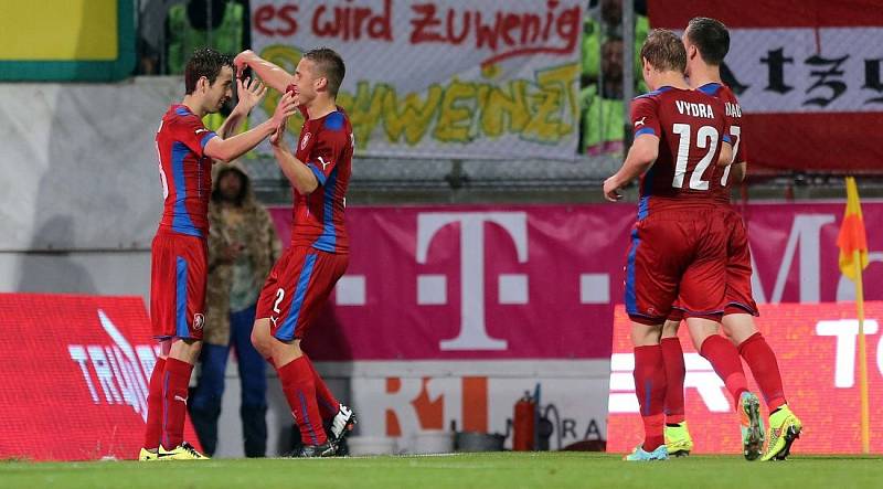 Tomáš Hořava slaví na "svém" stadionu v Olomouci gól do rakouské sítě