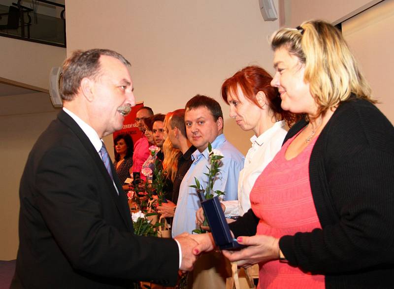 Náměstek hejtmana Dalibor Horák předává stříbrné medaile dárcům krve z Olomoucka.