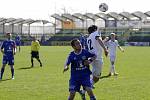 Fotbalisté béčka Holice prohráli utkání s Lutínem (v modrém) 0:1