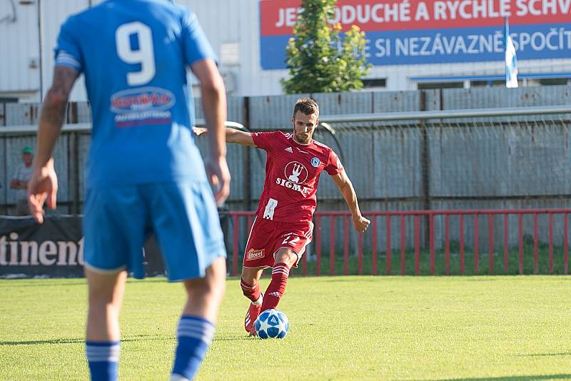 Fotbalisté Sigmy Olomouc (v červeném) v premiérovém utkání přípravy na hřišti Otrokovic