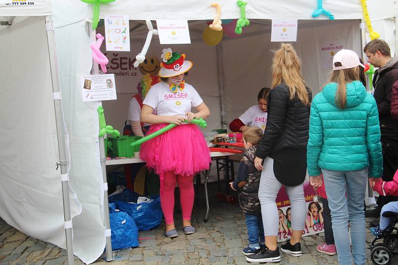 Čtvrtý ročník oblíbeného Tvarůžkového festivalu o posledním dubnovém víkendu zaplnil centrum Olomouce. Přilákal stovky lidí.