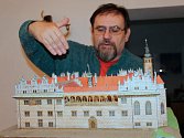 Olomoucký modelář Jiří Struž (na snímku) vystavuje ve Šternberku papírové modely našich hradů a zámků