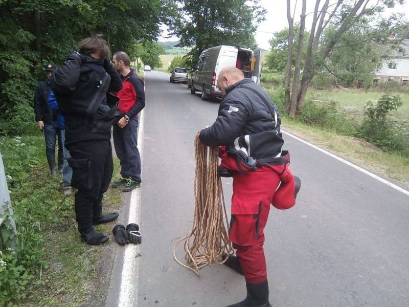 Třetí den pátrání po pohřešované ženě z Oskavy, kterou strhl proud při bleskové povodni. 10. června 2020