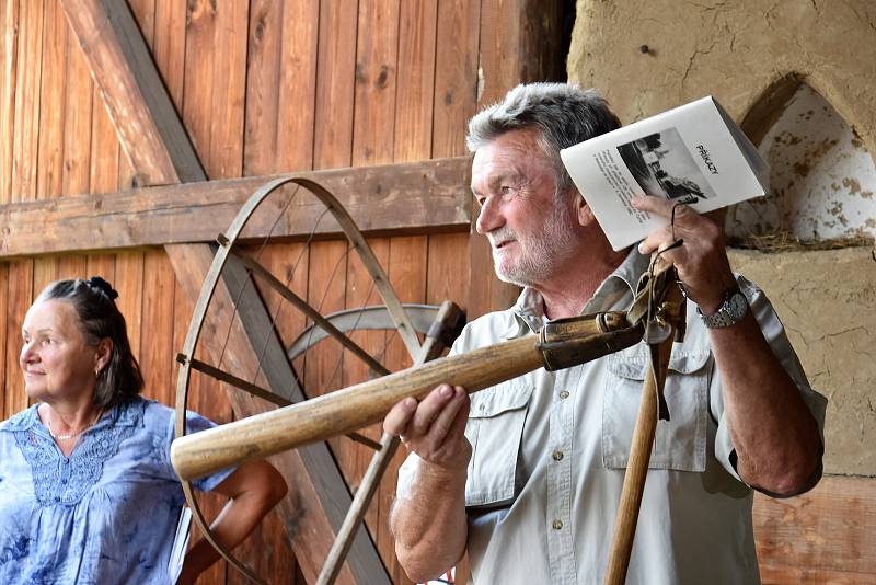 Ukázka starodávného způsobu výmlatu obilí v Příkazech, 10. 8. 2019