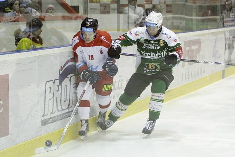 Olomoučtí hokejisté (v bílém) porazili Karlovy Vary 3:2 v prodloužení. Roman Vlach (vlevo) a Václav Skuhravý.