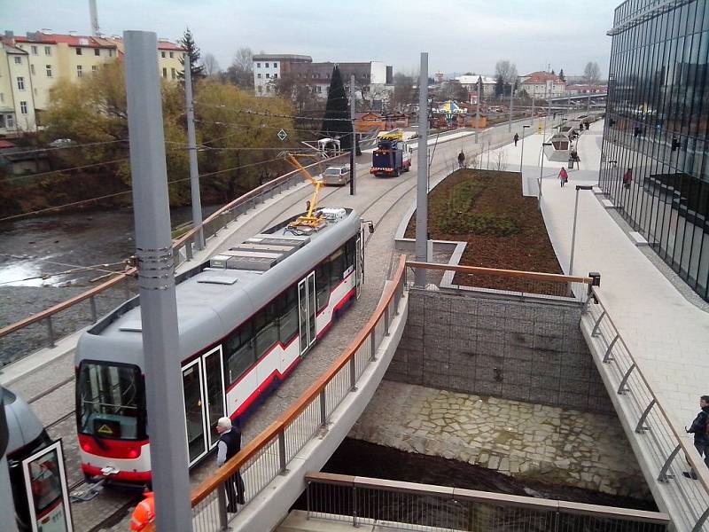 Zkušební jízda tramvají kolem obchodního centra Šantovka