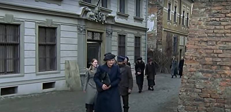 Screen z filmu Doktor Živago. Ulice Mlýnská a Uhelná