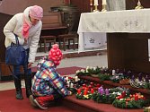 První adventní neděli si lidé v kostelích nechávali požehnat adventní věnce, například v chrámu sv. Cyrila a Metoděje v Olomouci – Hejčíně.
