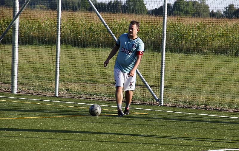 První liga Malého fotbalu Olomouc: FC Levotil - Marky Sport Olomouc 5:1 na novém víceúčelovém hřišti s umělou trávou v Července.