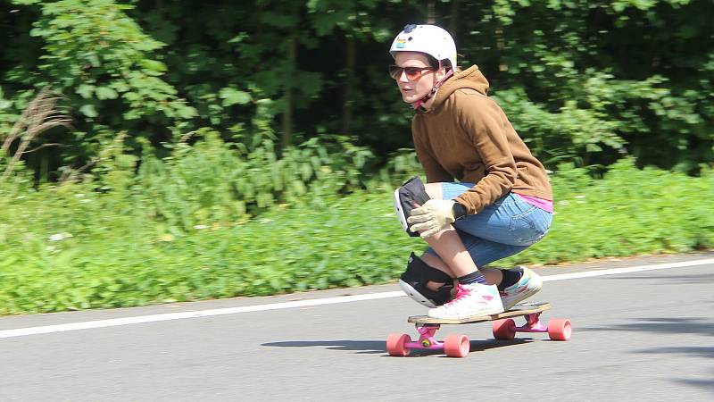 Sjezd Ecce Homo na longboardech