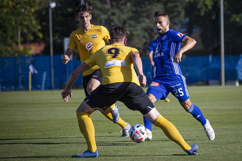 Fotbalisté Sigmy (v modrém) porazili v přípravě Rosice 1:0.