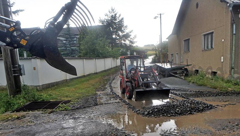 Vilémov - odstraňování naplavenin. Následky bouřky 1.7.2019