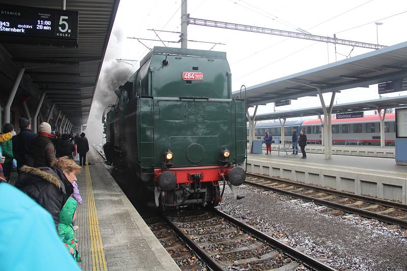 Parní vlak tažený lokomotivou Rosničkou v neděli vyrazil z Olomouce na dvě trasy, do Uničova a do Senice na Hané.