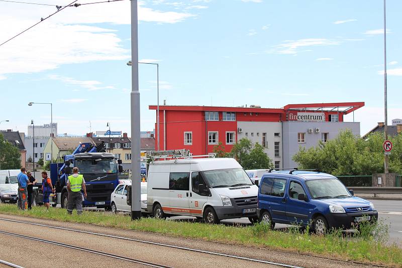 V pondělí ráno se na Tovární ulici v Olomouci střetlo šest automobilů.