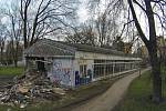 Zdevastovaný bývalý pavilon D v Bezručových sadech v Olomouci