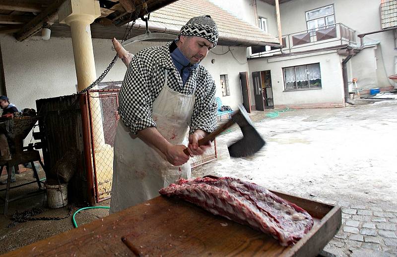 Rodinná domácí zabíjačka v místní části Ponikev obce Ludmírov na Konicku v režii řezníka Jana Buriana