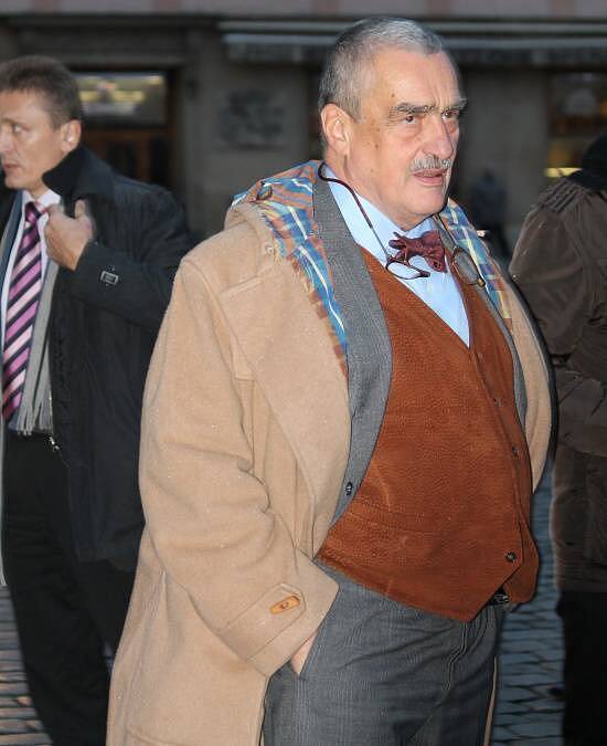 Karel Schwarzenberg na olomouckých vánočních trzích