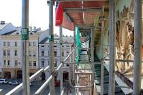 Oprava střechy Moravského divadla v Olomouci. Pohled ze stavebního výtahu