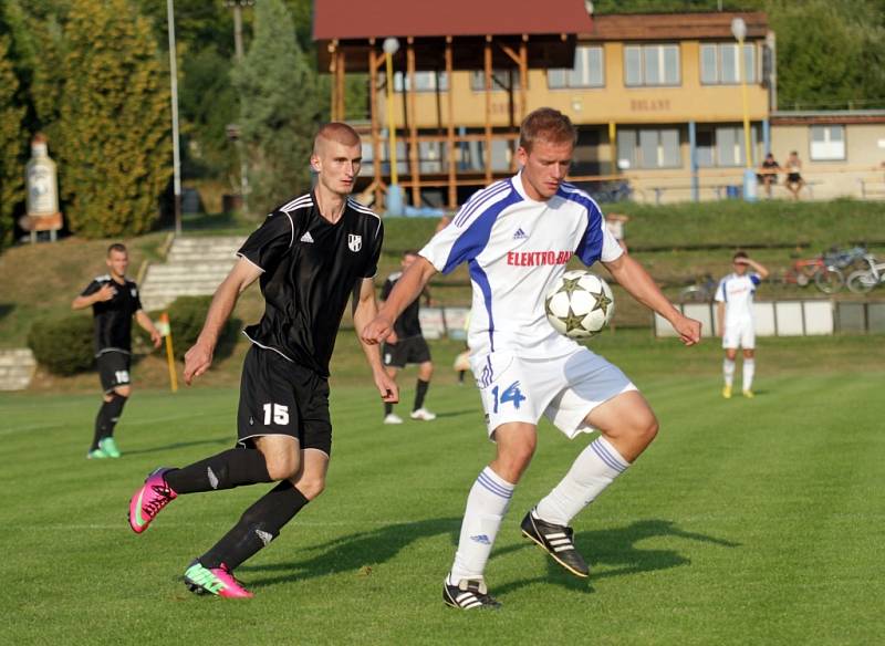 Fotbalisté Holice B (v černém) vs. Dolany