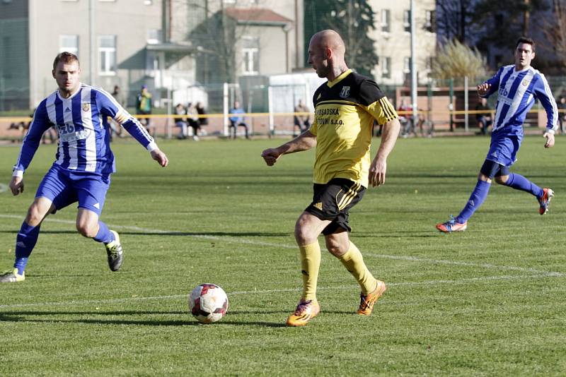 FK Nové Sady (ve žlutém) remizoval s Hranicemi 1:1.