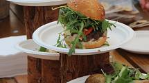 Olomoucký Garden Food Festival servíruje burgery, ústřice i cvrčky.